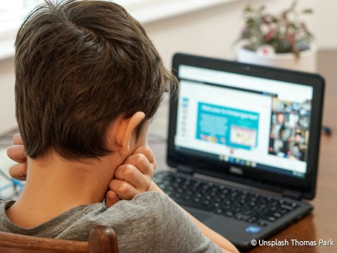 Kind aan laptop